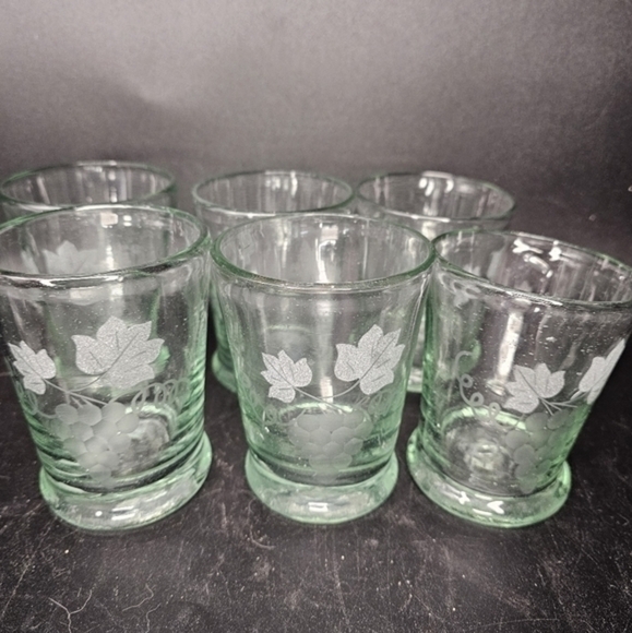 Vintage handblown wine glasses with a grape design‎ - Picture 1 of 7